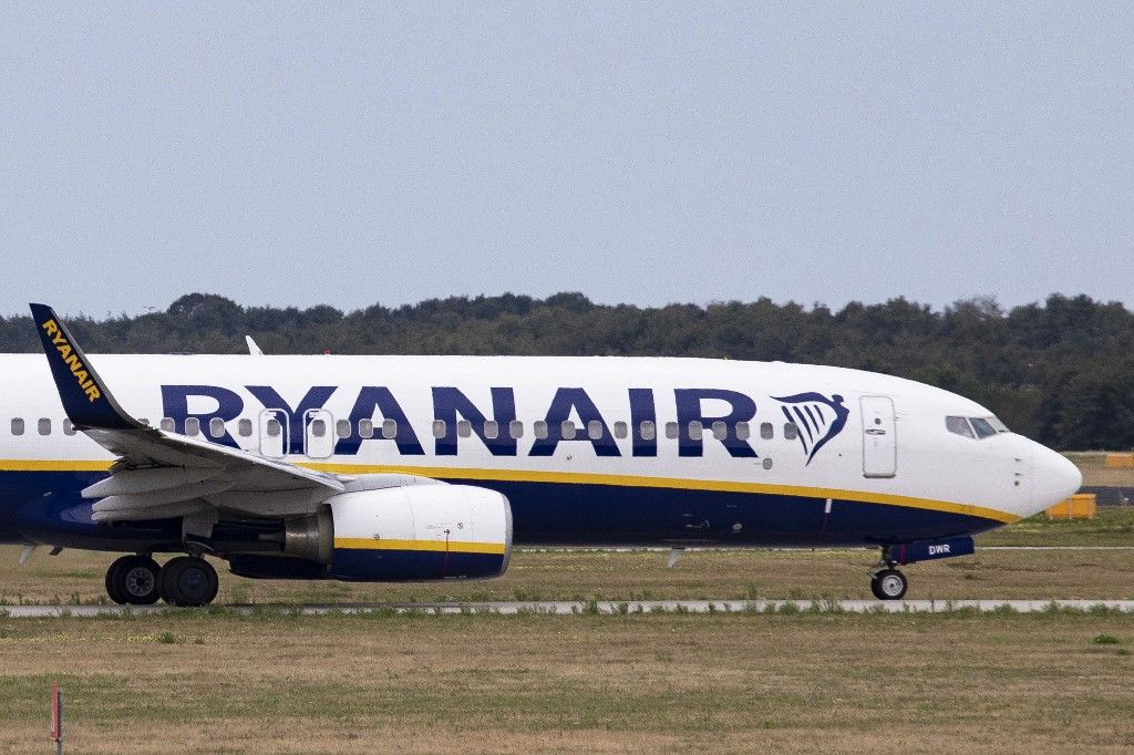 Ryanair low cost airline in Eindhoven, Netherlands
részeg utas