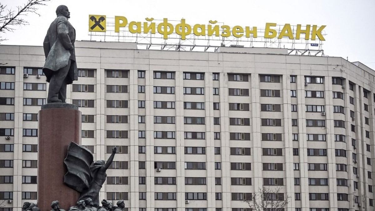 Levághatják a Raiffeisent a dollárrendszerről