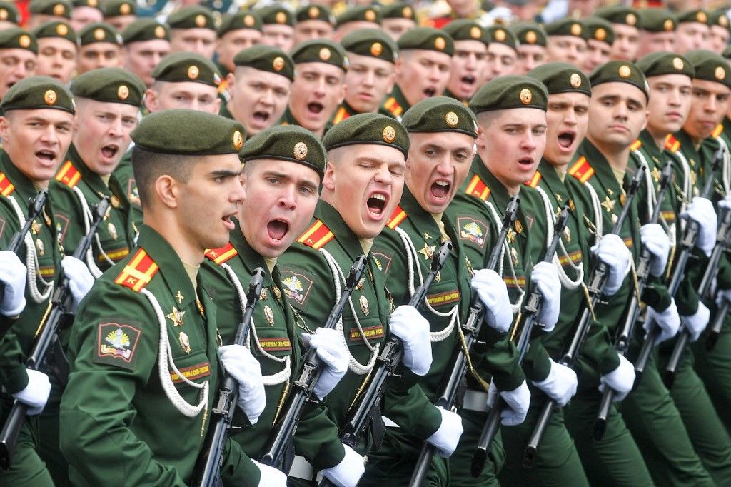 Russian servicemen march as they attend a general rehearsal for the Victory Day military parade in central Moscow on May 5, 2024. Russia will celebrate the 79th anniversary of the 1945 victory over Nazi Germany on May 9. (Photo by Sergei KISELEV / Moskva News Agency / AFP) / RUSSIA OUT / RESTRICTED TO EDITORIAL USE - MANDATORY CREDIT "AFP PHOTO / Moskva News Agency" - NO MARKETING NO ADVERTISING CAMPAIGNS - DISTRIBUTED AS A SERVICE TO CLIENTS