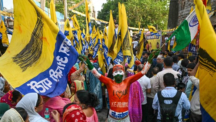 A főváros Delhi miniszterelnöke és az Aam Aadmi Párt vezetője, Arvind Kejriwal hívei a párt zászlóit lengetik az Újdelhiben tartott választási gyűlésen