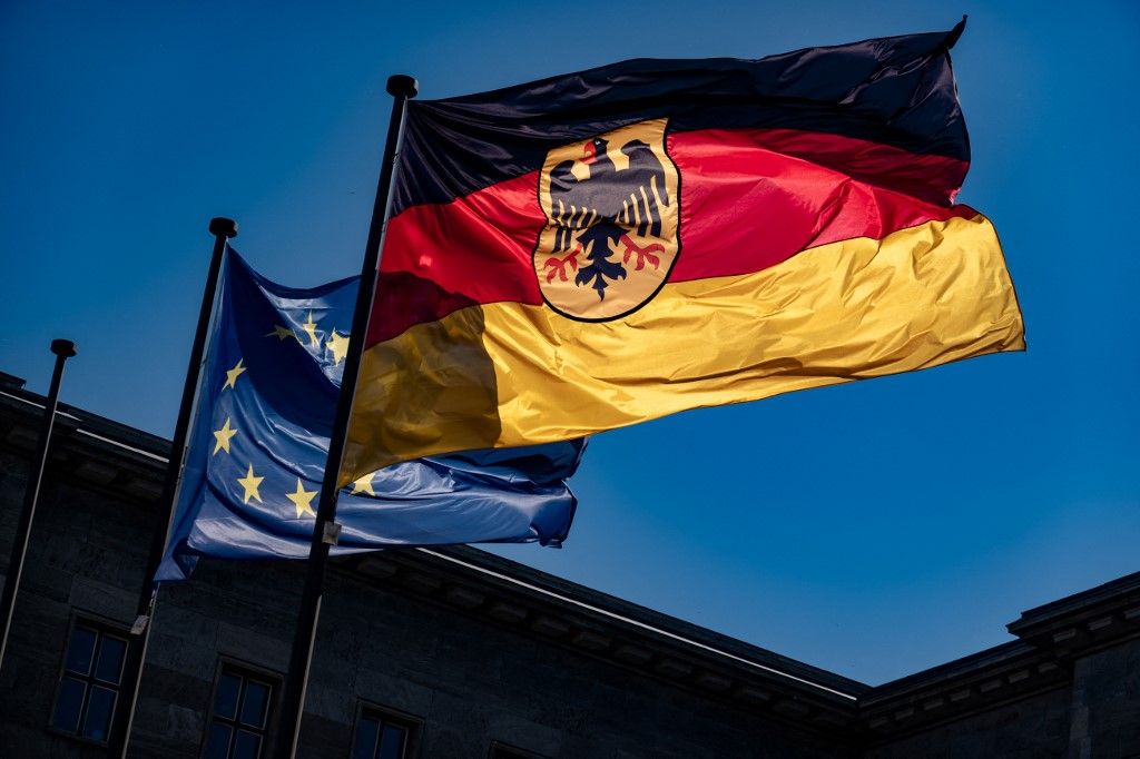 The flags of the European Union and Germany are flying against a blue sky in Berlin, Germany, on May 12, 2024. (Photo by Emmanuele Contini/NurPhoto) (Photo by Emmanuele Contini / NurPhoto / NurPhoto via AFP), német infláció, 