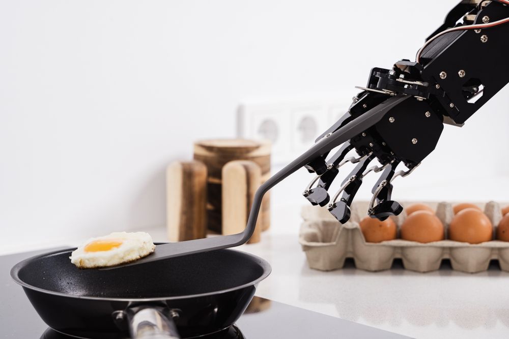 Real,Robot,Hand,And,Frying,Pan,With,Fried,Egg.,Concepts, mesterséges intelligencia
