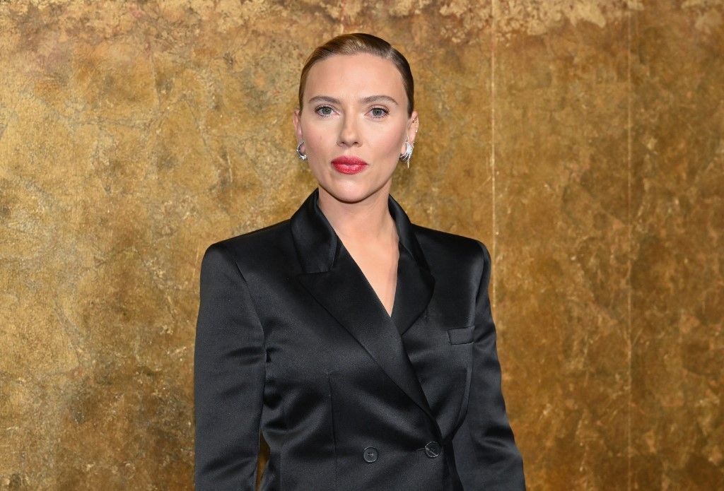US actress Scarlett Johansson arrives for The Albies hosted by the Clooney Foundation at the New York Public Library in New York City on September 28, 2023. The Albies is the Clooney Foundation for Justice's annual event honoring courageous defenders of justice. The event is named in honor of Justice Albie Sachs, who is revered for his heroic commitment to ending apartheid, and will be hosted by Amal and George Clooney, co-founders of the Clooney Foundation for Justice, and Darren Walker, president of the Ford Foundation. (Photo by ANGELA WEISS / AFP) mesterséges intelligencia