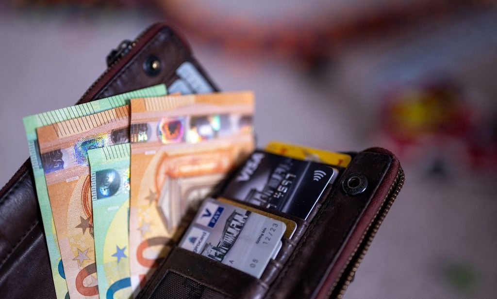 ILLUSTRATION - 21 August 2023, Berlin: Banknotes with the value of 100 and 50 euros are in a wallet together with credit cards and giro cards. Photo: Monika Skolimowska/dpa (Photo by Monika Skolimowska / DPA / dpa Picture-Alliance via AFP)