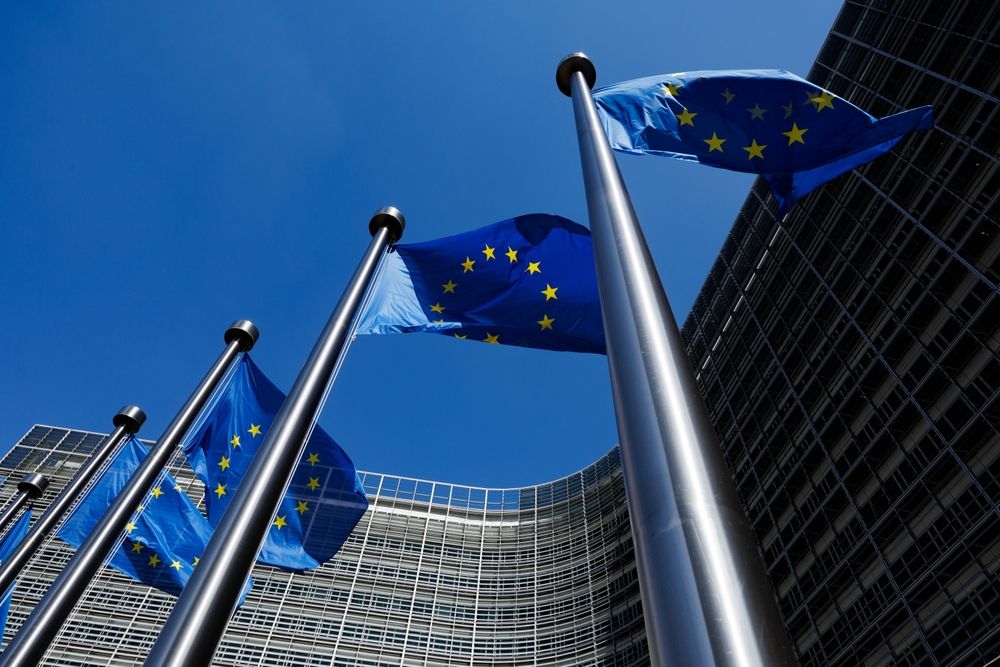 European,Flags,In,Front,Of,The,Berlaymont,Building,,Headquarters,Of
Az EU új, részletes szabályozást léptet életbe a migránsok kapcsán.