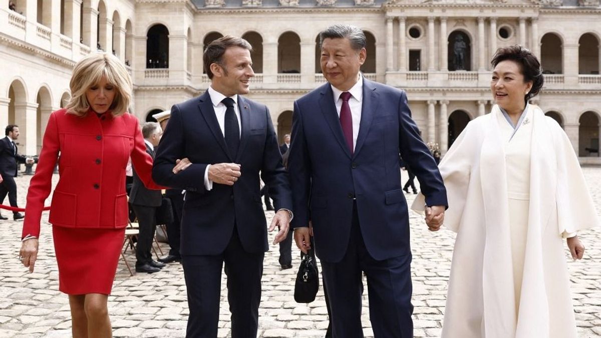 Macron lekenyerezte a kínai elnököt pár üveg konyakkal