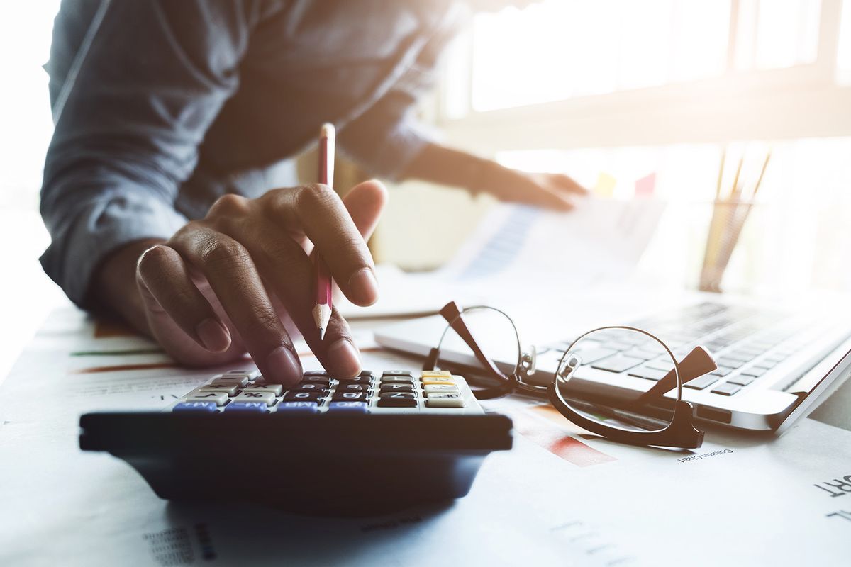 Close,Up,Of,Businessman,Or,Accountant,Hand,Holding,Pen,Working