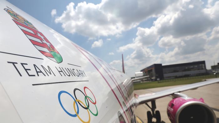Bemutatták a magyar olimpiai csapatot szállító repülőgépet