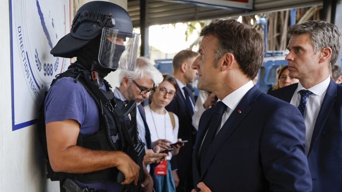 Macron a helyszínen próbálja megállítani a halálos zavargásokat