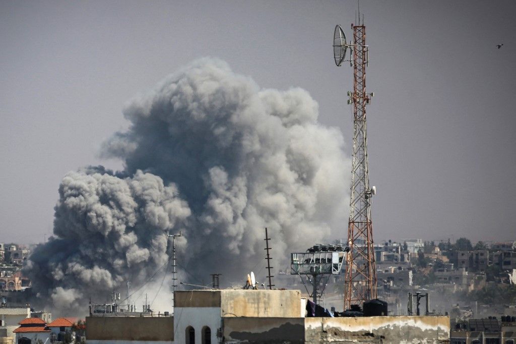 Smoke billows from Israeli strikes on eastern Rafah in the southern Gaza Strip on May 7, 2024, amid the ongoing conflict between Israel and the Palestinian Hamas movement. (Photo by AFP)
izraeli háború, Rafah, Biden