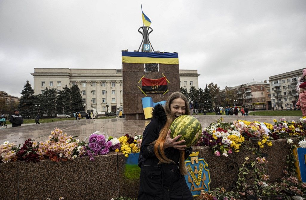 Ukrainian civilians celebrate Russian retreat from Kherson