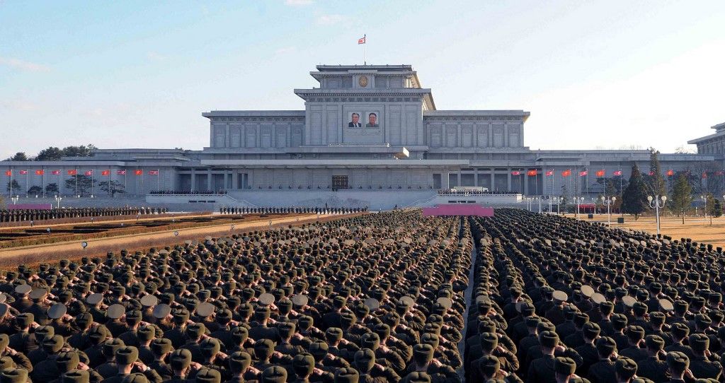 This picture released from North Korea's official Korean Central News Agency (KCNA) on February 14, 2016 shows service personnel of the Ground, Naval, Air and Anti-Air Forces of the Korean People's Army (KPA) taking part a ceremony at the plaza of the Kumsusan Palace of the Sun on February 14 in Pyongyang to pay tribute to Generalissimos Kim Il Sung and Kim Jong Il and pledge their loyalty to Marshal Kim Jong Un to mark the birth anniversary of Kim Jong Il.      REPUBLIC OF KOREA OUT     AFP PHOTO / KCNA via KNS    THIS PICTURE WAS MADE AVAILABLE BY A THIRD PARTY. AFP CAN NOT INDEPENDENTLY VERIFY THE AUTHENTICITY, LOCATION, DATE AND CONTENT OF THIS IMAGE. THIS PHOTO IS DISTRIBUTED EXACTLY AS RECEIVED BY AFP.     ---EDITORS NOTE--- RESTRICTED TO EDITORIAL USE - MANDATORY CREDIT "AFP PHOTO/KCNA VIA KNS" - NO MARKETING NO ADVERTISING CAMPAIGNS - DISTRIBUTED AS A SERVICE TO CLIENTS (Photo by KCNA / KCNA / AFP), Észak-Korea