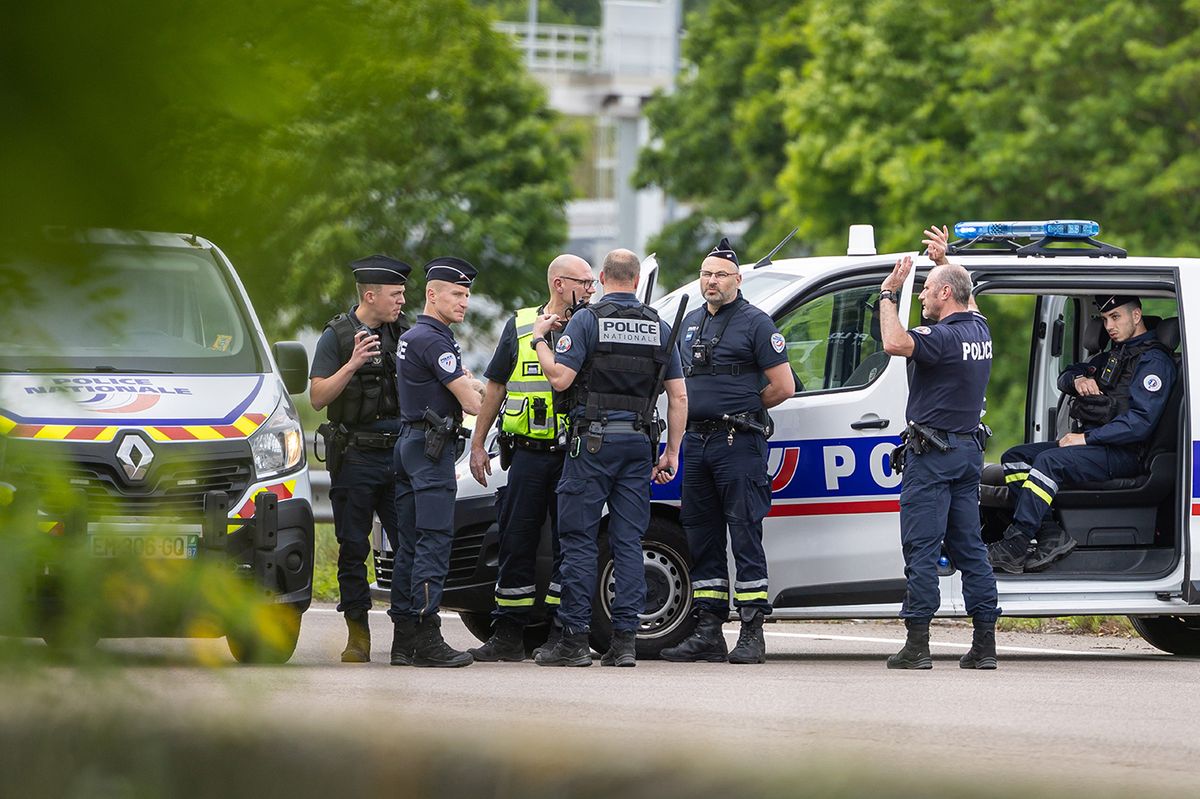 At least two prison guards killed during a shooting  in Incarville, Franceepa11339830 French policemen stand guard at the toll station of Incarville, near Rouen, in the North of France, where gunmen ambushed a prison van on 14 May 2024, killing two prison guards and helping a prisoner to escape. Three other prison guards were severely wounded, according to Justice minister Eric Dupond-Moretti. A major police manhunt has been launched to find the gunmen and the escaped prisoner,  identified as a 30-year-old drug dealer from northern France, according to the Paris prosecutor's office.  EPA/CHRISTOPHE PETIT TESSON, fogolyszöktetés