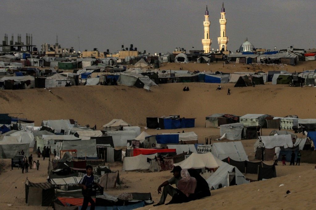 Light illuminates the minarets of al-Taiba mosque at sunset before the tents of displaced Palestinians at a camp in Rafah in the southern Gaza Strip on April 30, 2024, amid the ongoing conflict in the Palestinian territory between Israel and the militant group Hamas. (Photo by AFP)