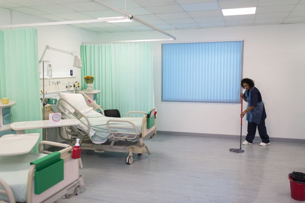Female orderly mopping hospital ward floor
Magánegészségügy