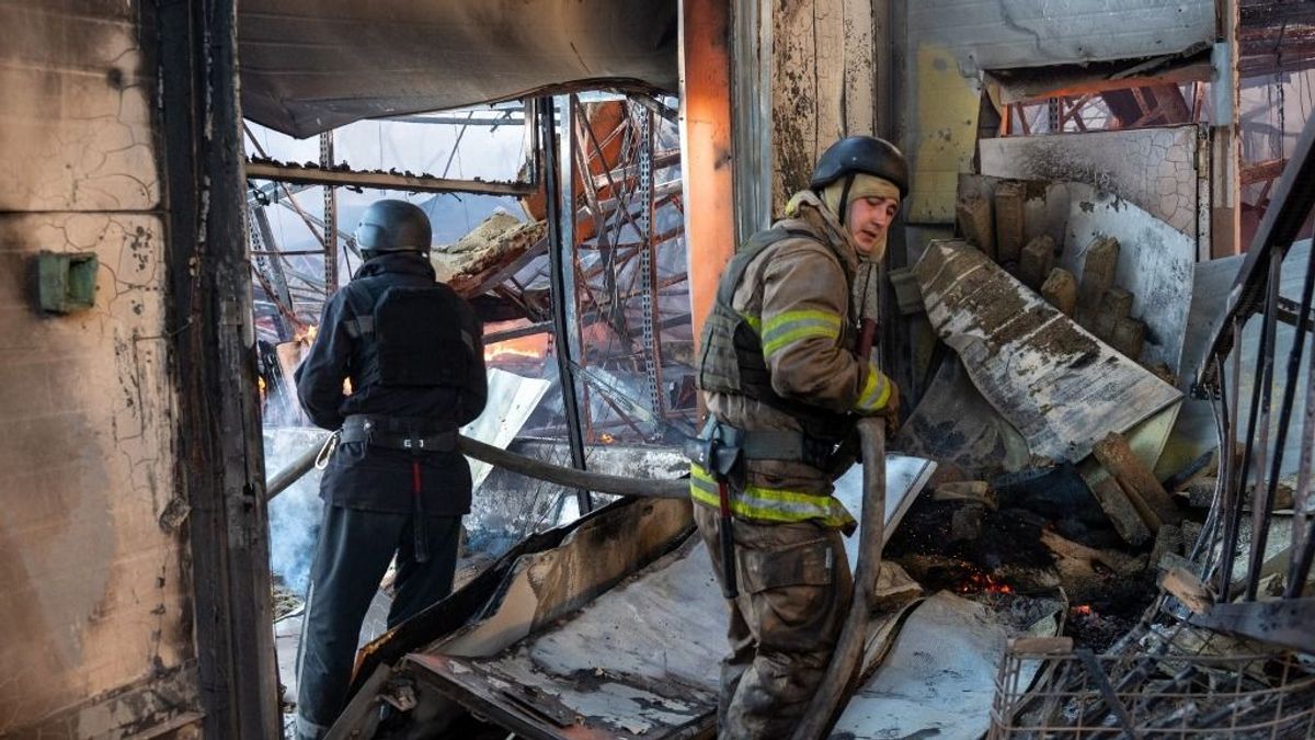 Az orosz-ukrán háború 823. napja – Egyre több áldozatot találnak a lebombázott barkácsáruház romjai alatt, tovább támadnak az oroszok