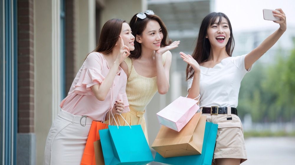 Three,Young,Beautiful,Women,Shopping,And,Taking,Selfies.
A kínaiak már nem kérkedhetnek a pénzükkel a közösségi médiában.