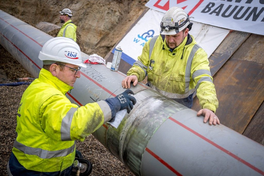 Last weld seam on LNG connection pipeline