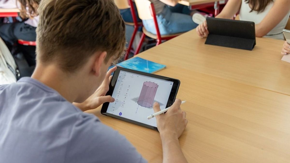 Digitális híd az iskolapadból a jövőbe (x)