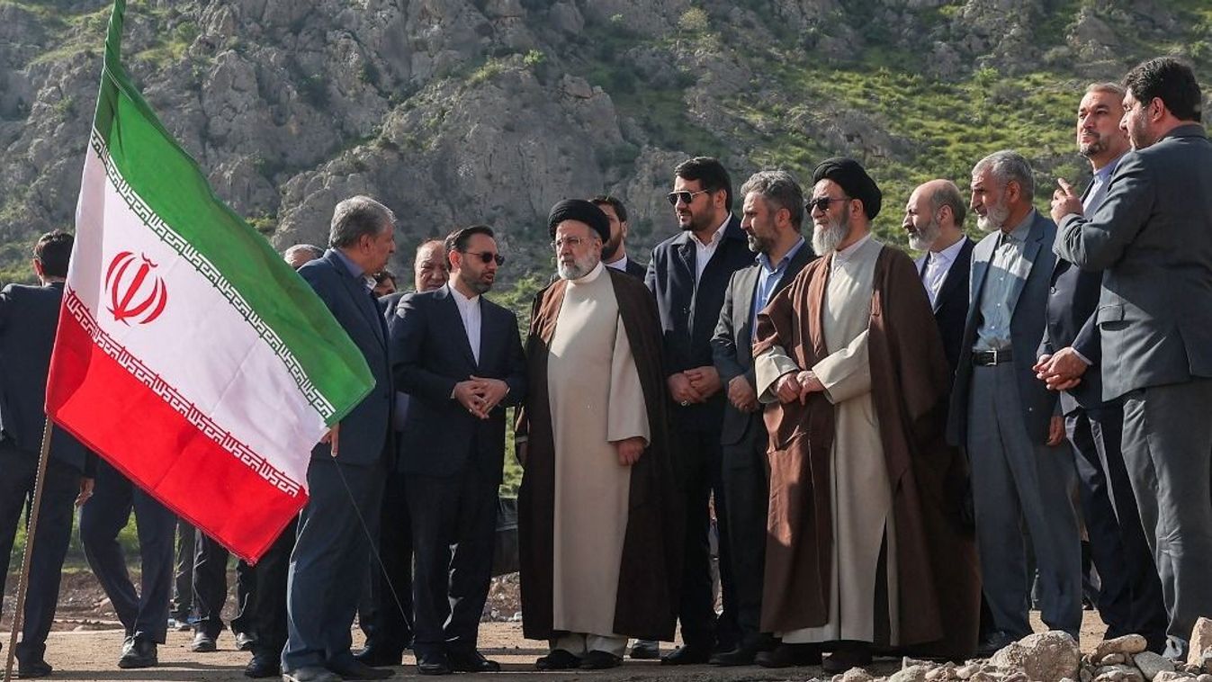 Kényszerleszállást hajtott végre az iráni elnök helikoptere