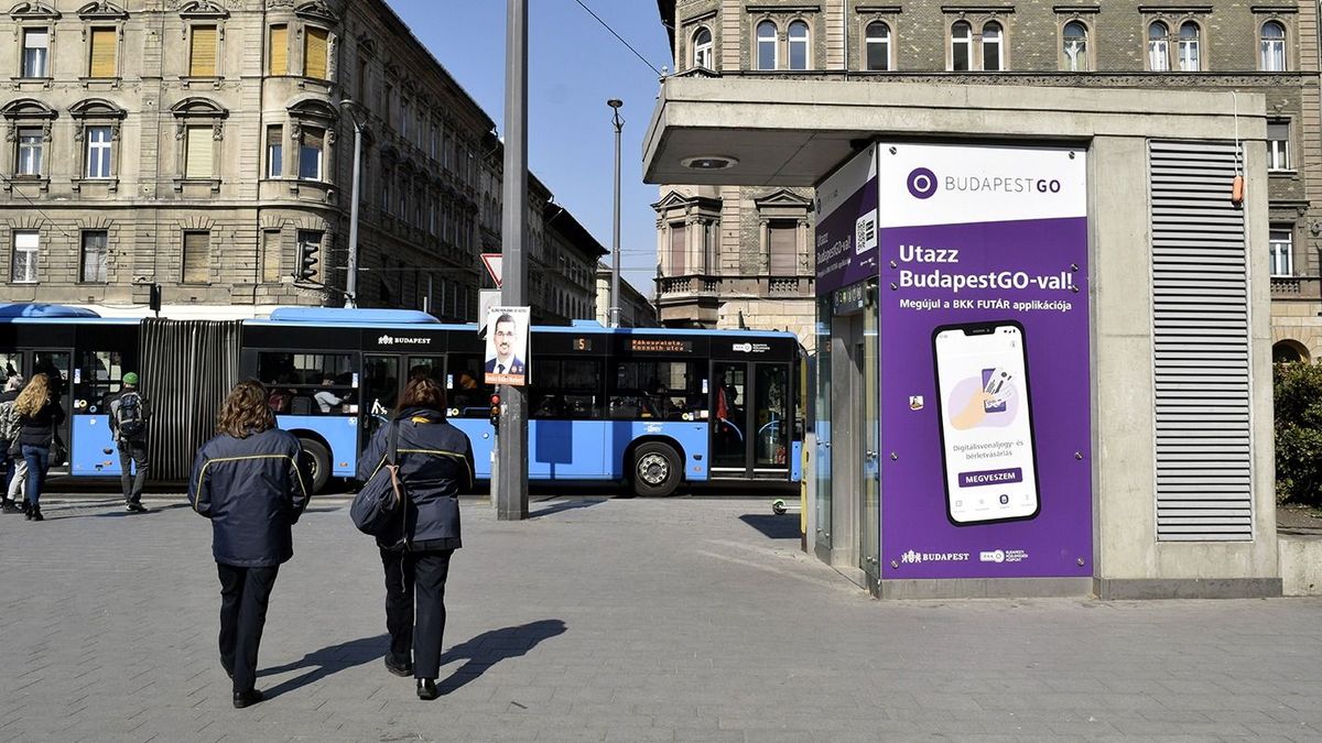 Mostantól biztonságosabban tekerhet a városban: figyelmeztető matricák jelentek meg a BKK buszokon