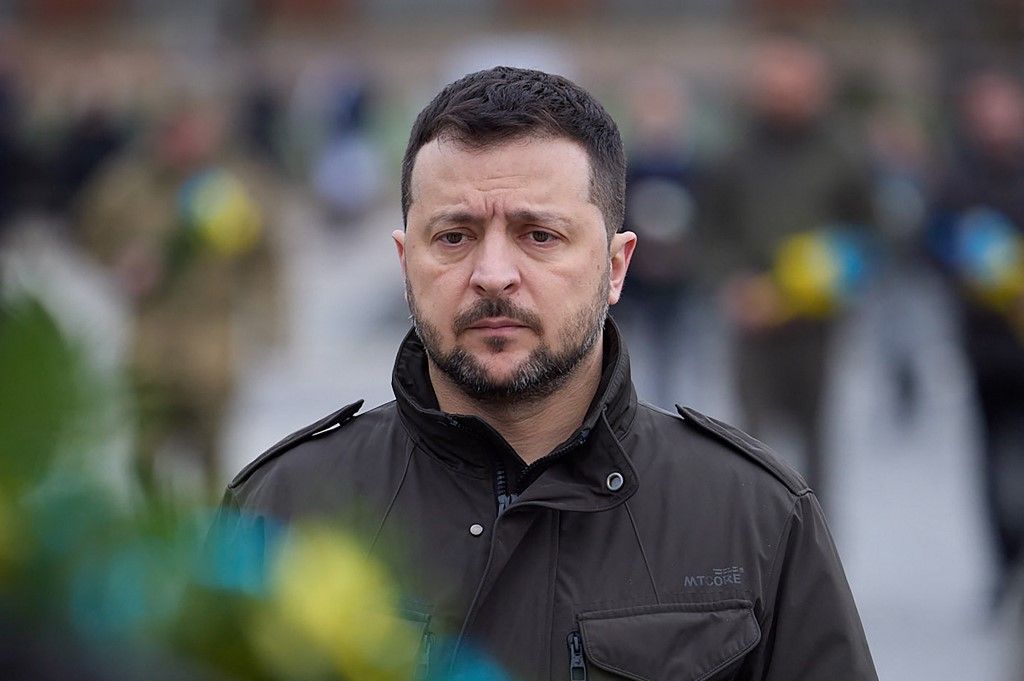 This handout photograph taken and released by Ukrainian presidential press service on February 23, 2024 shows Ukraine's President Volodymyr Zelensky attending with Denmark's Prime Minister (not pictured) a memorial ceremony at the Field of Mars of Lychakiv Cemetery in Lviv. (Photo by Handout / UKRAINIAN PRESIDENTIAL PRESS SERVICE / AFP) / RESTRICTED TO EDITORIAL USE - MANDATORY CREDIT "AFP PHOTO / Ukrainian presidential press service" - NO MARKETING NO ADVERTISING CAMPAIGNS - DISTRIBUTED AS A SERVICE TO CLIENTS Zelenszkij