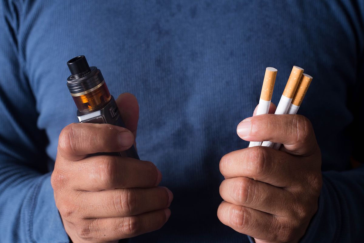 Concept,Of,Choosing,The,Type,Of,Cigarette,,A,Man's,Hand
A legfrissebb eredmények szerint az új nikotin-alternatívák erősebb függőséget okozhatnak a dohányzással bevitt nikotinhoz képest.