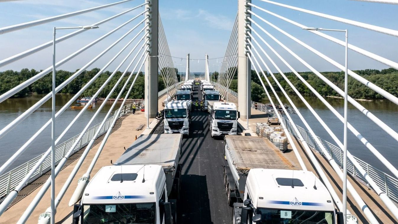 Új Duna-híd: egy hónap múlva átadják a forgalomnak, előtte még kamionokkal tesztelték – fotók