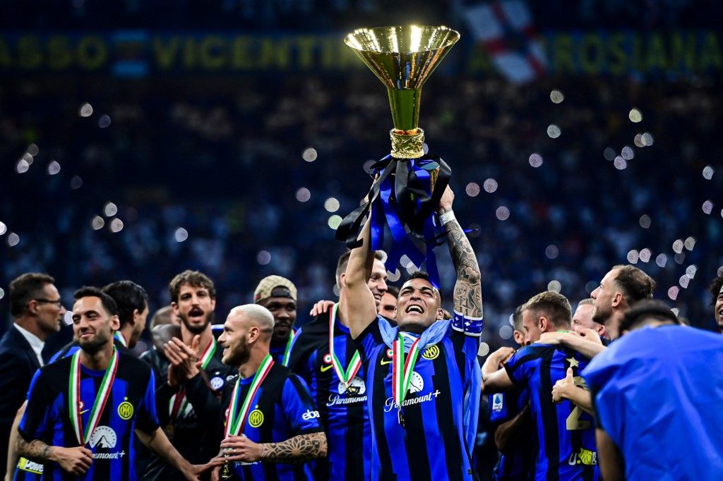 MILAN, ITALY - MAY 19: Lautaro Martinez of Inter Milan lifts the Scudetto trophy next to Inter Milan players celebrating during the victory ceremony following the Italian Serie A football match Inter Milan vs Lazio at San Siro Stadium in Milan, Italy on May 19, 2024 Piero Cruciatti / Anadolu (Photo by Piero Cruciatti / ANADOLU / Anadolu via AFP)