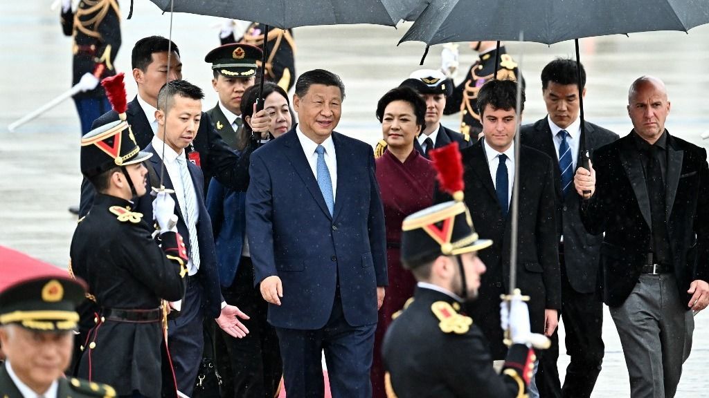 FRANCE-PARIS-XI JINPING-STATE VISIT-ARRIVAL(240505) -- PARIS, May 5, 2024 (Xinhua) -- Chinese President Xi Jinping arrives in Paris for a state visit to France at the invitation of French President Emmanuel Macron, May 5, 2024. Xi was received by French Prime Minister Gabriel Attal at Paris Orly airport upon arrival. (Xinhua/Yan Yan) (Photo by Yan Yan / XINHUA / Xinhua via AFP) párizs