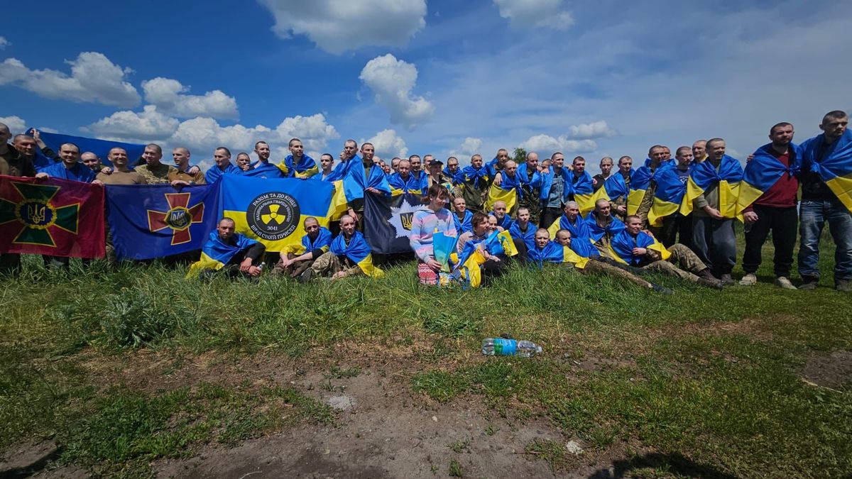Fogolycserét jelentett be Zelenszkij, civilek is hazatértek