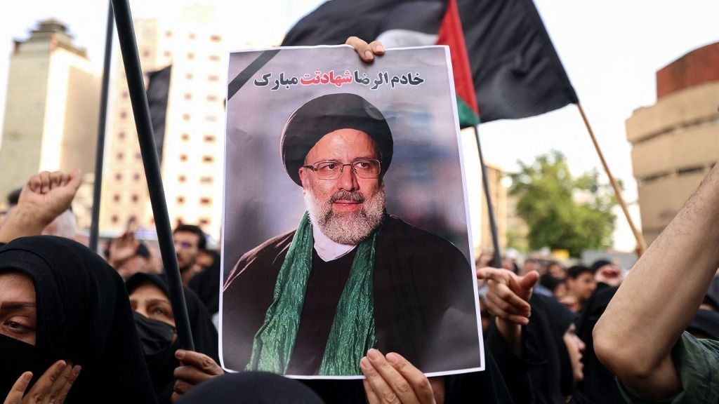 Iranians gather at Valiasr Square in central Tehran to mourn the death of President Ebrahim Raisi, Foreign Minister Hossein Amir-Abdollahian and seven others in a helicopter crash the previous day, on May 20, 2024. Iranian president Ebrahim Raisi was confirmed dead on May 20 after search and rescue teams found his crashed helicopter in a fog-shrouded mountain region, sparking mourning in the Islamic republic. (Photo by ATTA KENARE / AFP) irán