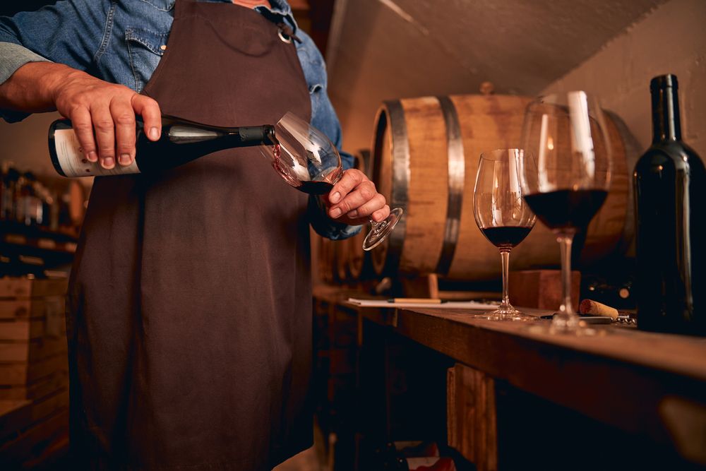 Cropped,Photo,Of,A,Male,Sommelier,In,A,Brown,Apron