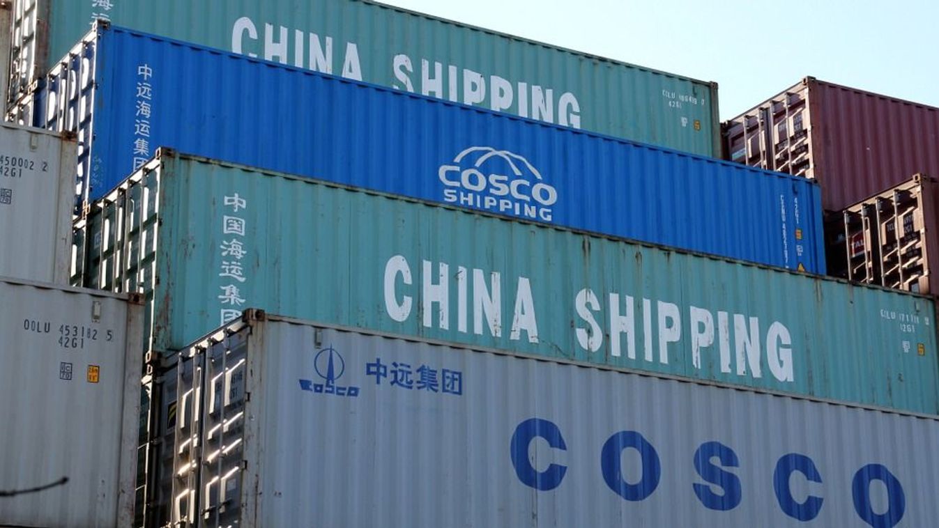 Hamburg,,Germany,-,February,24,,2019:,Shipping,Containers,Of,China kína