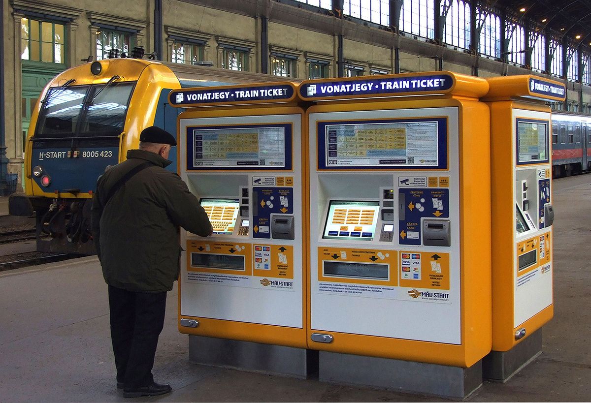 Budapest, 2016. december 15.
Egy utas a MÁV-Start Zrt. korszerű, számítógépes jegykiadó automatájánál váltja meg menetjegyét a Nyugati pályaudvar csarnokában.
MTVA/Bizományosi: Jászai Csaba 
***************************
Kedves Felhasználó!
Ez a fotó nem a Duna Médiaszolgáltató Zrt./MTI által készített és kiadott fényképfelvétel, így harmadik személy által támasztott bárminemű – különösen szerzői jogi, szomszédos jogi és személyiségi jogi – igényért a fotó készítője közvetlenül maga áll helyt, az MTVA felelőssége e körben kizárt.