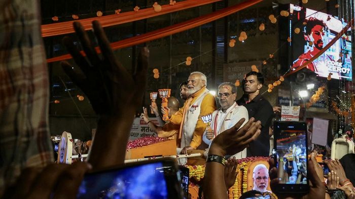 India miniszterelnöke és a kormányzó Bharatiya Janata Párt vezetője, Narendra Modi köszönti támogatóit, miközben részt vesz egy roadshow-n a választási jelölési papírjainak benyújtásának előestéjén Varanasiban