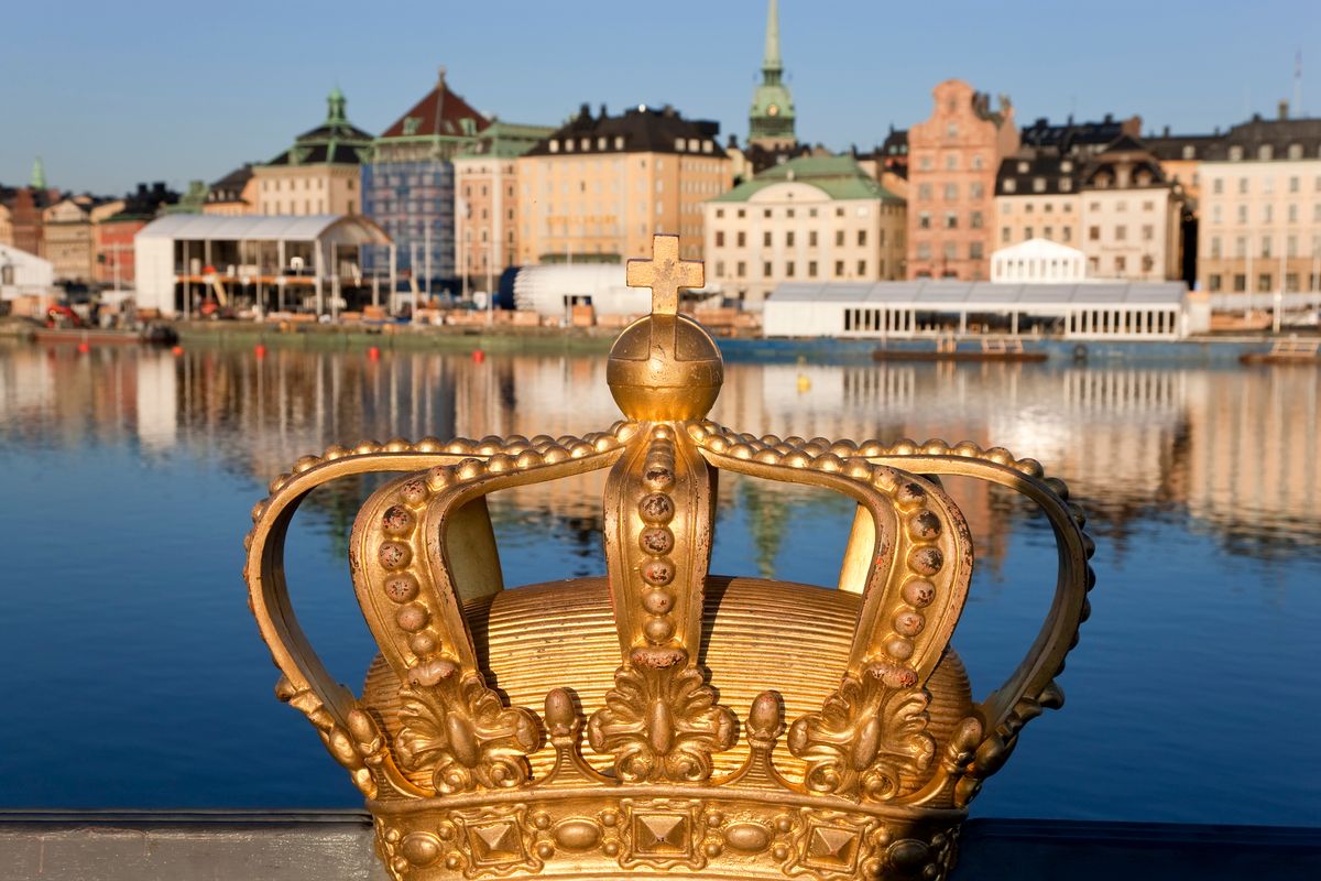 Swedish Royal Crown, Skeppsholmen Bridge StockholmSwedish Royal crown on Skeppsholmen Bridge in central Stockholm, Sweden, szupergazdagok