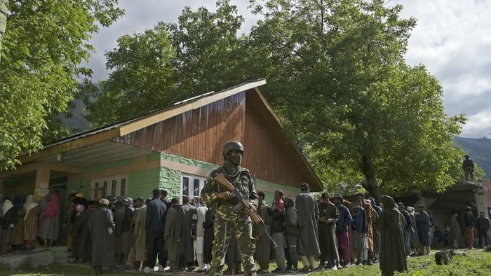 A szavazók sorban állnak, hogy leadhassák voksukat az indiai általános választások negyedik szakaszában a Srinagartól északkeletre fekvő Ganderbal körzetben, 