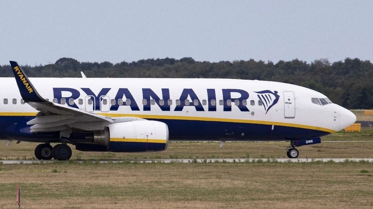 Részeg brit turisták balhéztak a Ryanair járatán: őrizetbe vették őket