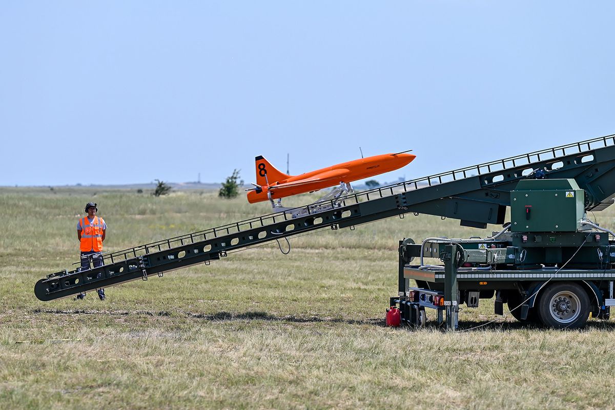 Hajmáskér, 2023. július 10.
A magyar fejlesztésű ProTAR pilóta nélküli repülőrendszer első hivatalos bemutatója a Bakony Harckiképző Központ nullponti gyakorló- és lőterén, a Veszprém vármegyei Hajmáskér közelében 2023. július 10-én. A sugárhajtású drónt kifejezetten katonai alkalmazásra fejlesztették ki, a védelmi célú, a rendszer a hadsereg légvédelmi képességének fejlesztésére hivatott.
MTI/Vasvári Tamás