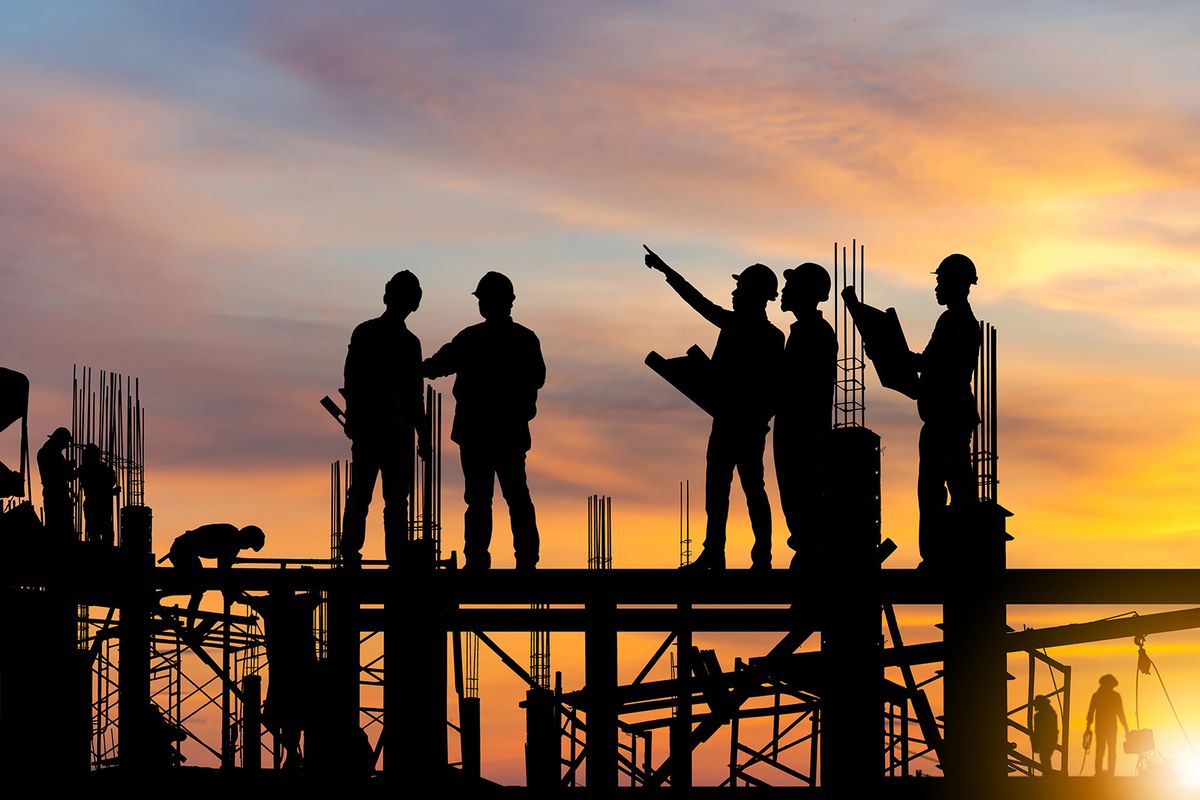 Silhouette,Of,Engineer,And,Worker,On,Building,Site,,Construction,Site