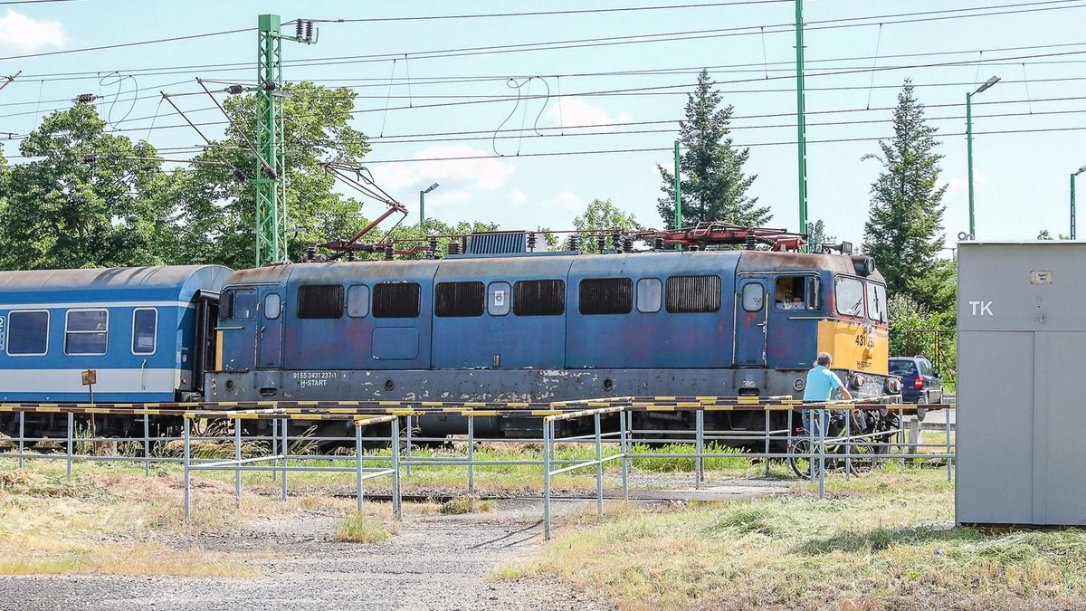 Vonatok helyett pótlóbuszok mennek Csornára