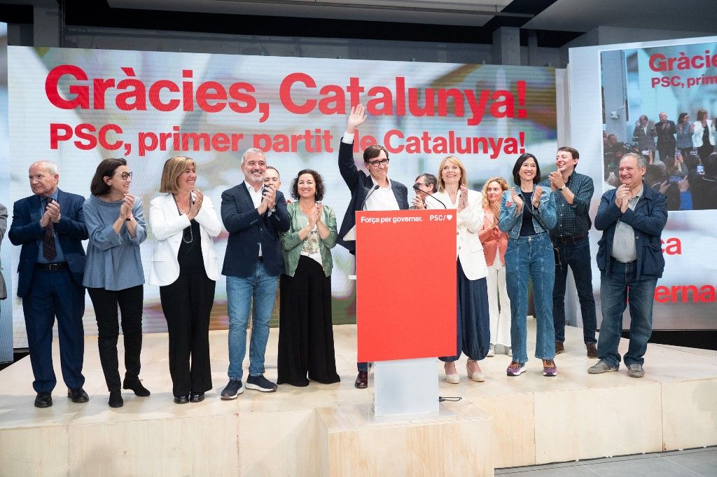 Socialist Party candidate and former Spanish Health Minister Salvador Illa wins Catalan regional electionsBARCELONA, SPAIN - MAY 12: Socialist Party of Catalonia (PSC) candidate and former Spanish Health Minister Salvador Illa (C) greets attendees after winning the Catalan elections at the PSC headquarters in Barcelona, Spain, on May 12, 2024. Adria Puig / Anadolu (Photo by Adria Puig / ANADOLU / Anadolu via AFP)
katalán választás