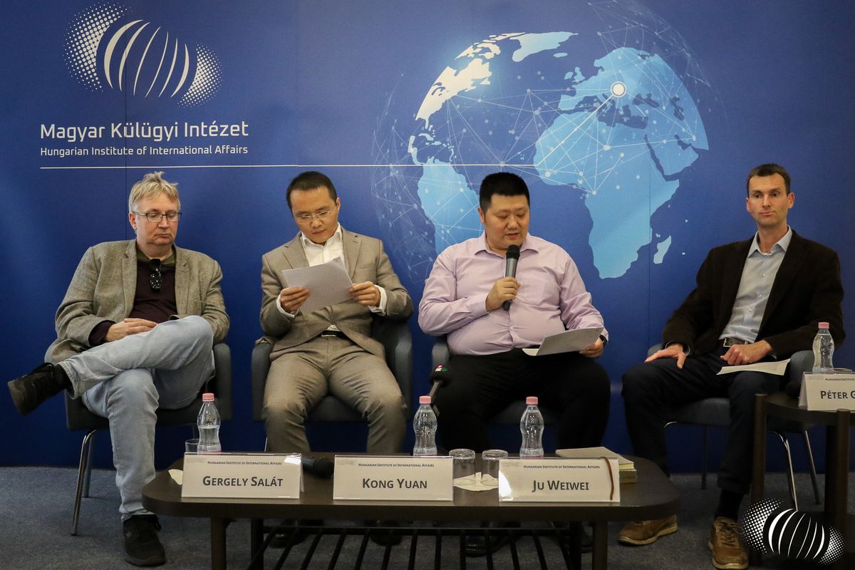 A beszélgetésben meghívottként részt vett Ju Weiwei, a Kína-Közép-Kelet-Európai Intézet alelnöke és ügyvezető igazgatója, Kong Yuan, a Kínai Társadalomtudományi Akadémia kutatója, valamint Salát Gergely, a Magyar Külügyi Intézet vezető kutatója, Kína-szakértő. A panelt Goreczky Péter, a Magyar Külügyi Intézet vezető elemzője moderálta. 
