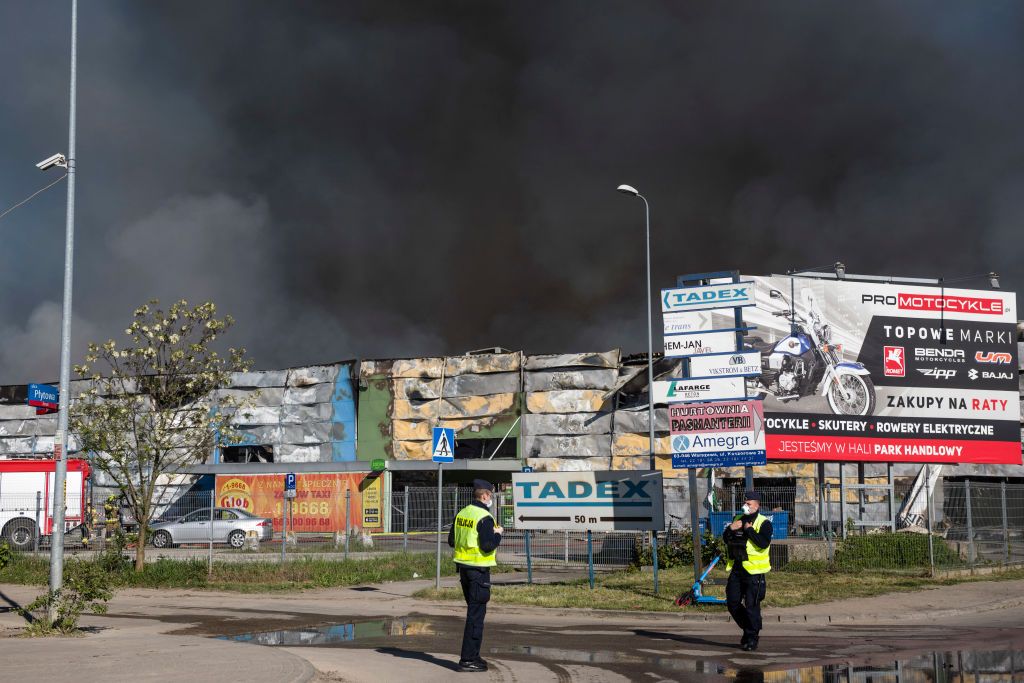 Black smoke seen in the sky above the burning Marywilska 44, tűz