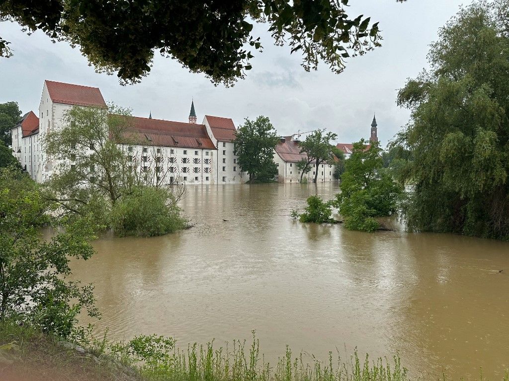 03 June 2024, Bavaria, Straubing: The Danube is flooding in front of the ducal palace in Straubing. For days, helpers in Bavaria and Baden-Württemberg have been battling the flood and its consequences. The flood situation remains dynamic and confusing. Many small communities are affected, and in some places the situation is even getting worse. Photo: Ute Wessels/dpa (Photo by Ute Wessels / DPA / dpa Picture-Alliance via AFP)