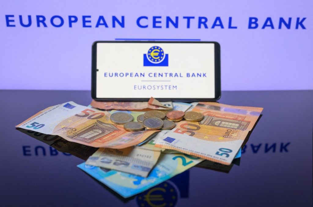 Euro Reaches Its 25th Anniversary - Photo Illustration ,euró, EKB, forint,