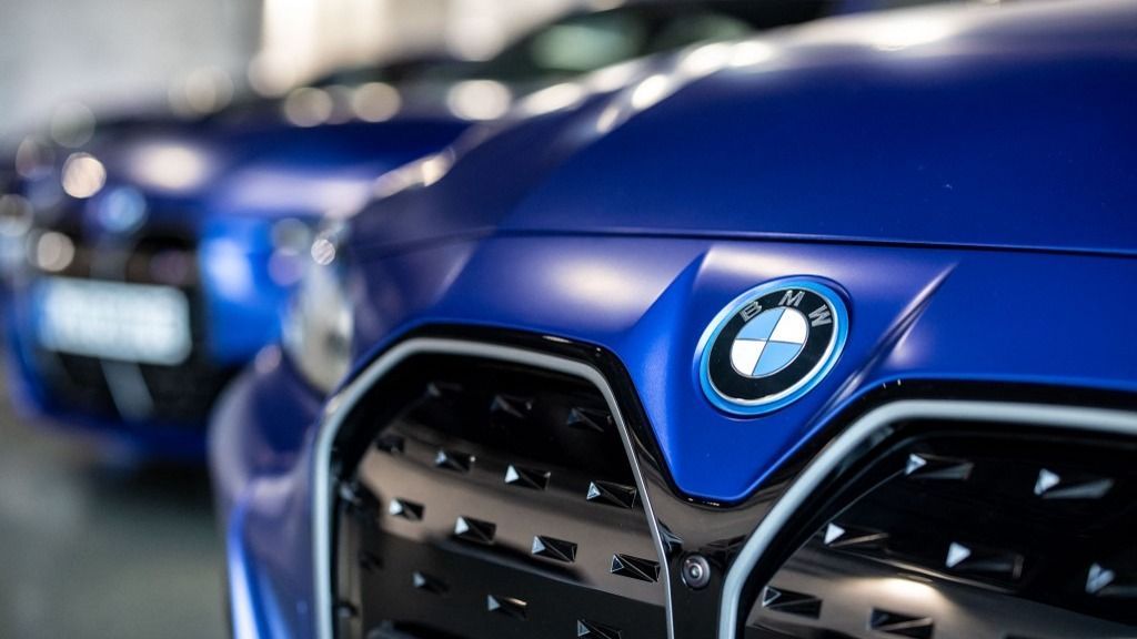 29 September 2021, Bavaria, Garching: The BMW manufacturer logo is seen on the grill on the front of a BMW i4 during a BMW press event. Photo: Matthias Balk/dpa (Photo by MATTHIAS BALK / DPA / dpa Picture-Alliance via AFP)