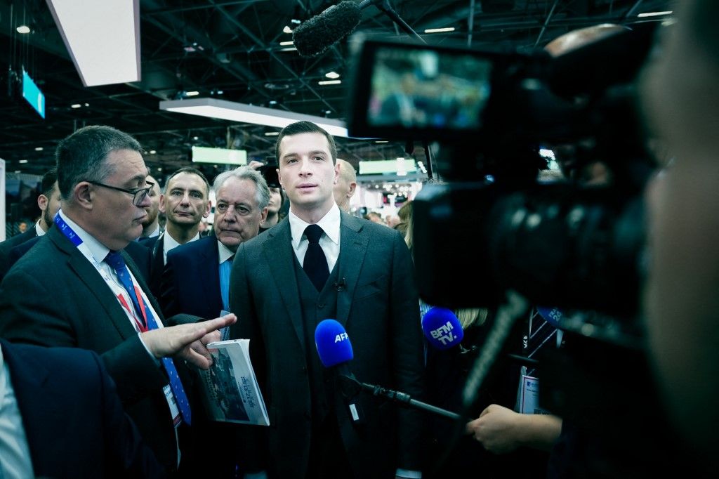 Jordan Bardella (C), president of the National Rally party, is surrounded by the press during his visit to the Eurosatory international exhibition for the land and air land defence and security industry in Villepinte, close to Paris in France on 19th June, 2024. (Photo by Daniel Dorko / Hans Lucas / Hans Lucas via AFP)