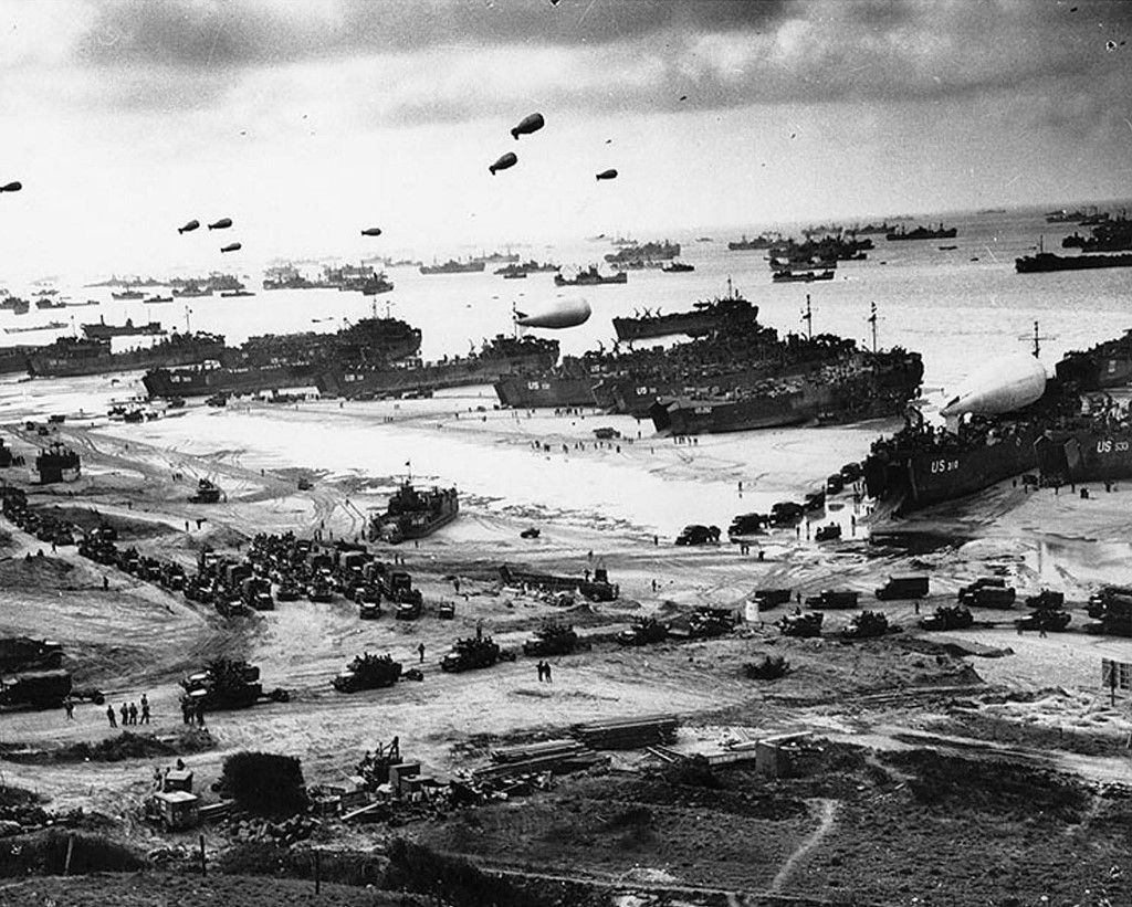 Az 1944. június 6-án készült fényképfelvétel katonákat ábrázol, amint felszerelést raknak ki a normandiai Omaha Beach-en, Franciaország északnyugati részén a kezdeti D-napi invázió után. A történelem legnagyobb kétéltű támadása során mintegy 156 000 szövetséges állomány szállt partra Franciaországban. A becslések szerint 10 000 szövetséges katona maradt holtan, megsebesülten vagy eltűntként, míg a náci Németország 4-9000 katonát veszített el.